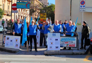 PRIMO SIT-IN CONTRO LICENZIAMENTI IN BANCA IGEA